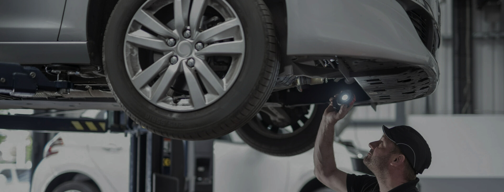 warsztat samochodowy, samochód z otwartą klapą